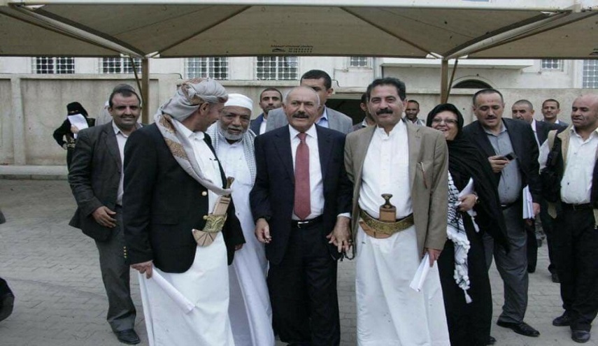 أول صورة للرئيس اليمني السابق (صالح) بعد العملية الجراحية