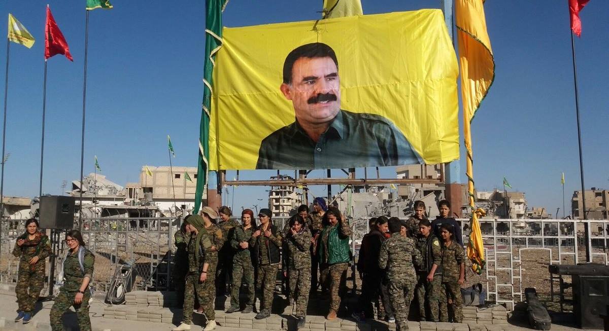 السفارة الأميركية في أنقرة تعلق على رفع صور زعيم تنظيم "حزب العمال الكردستاني"