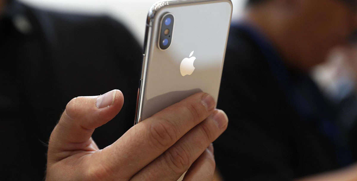 في تصريح نادر لأحد مؤسسي آبل: “آيفون إكس” لا يستحق الشراء لهذه الأسباب