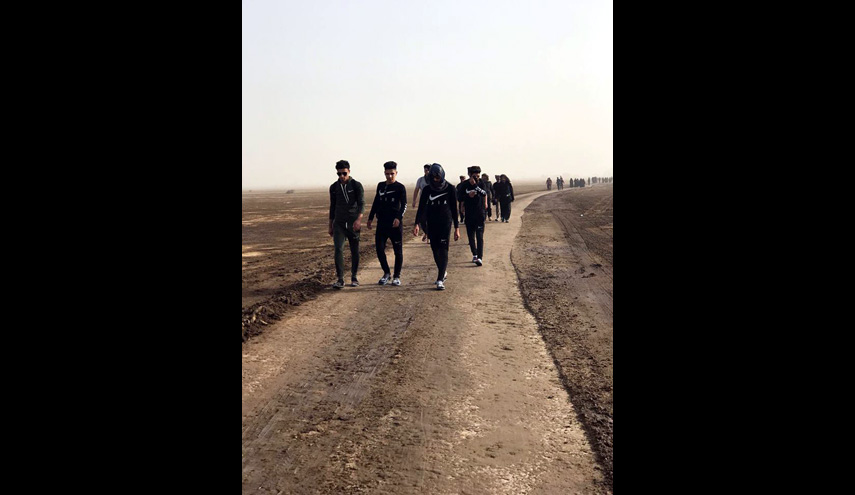 زوار الامام الحسين من قضاء الحي عبر الطريق الترابي الجزيرة