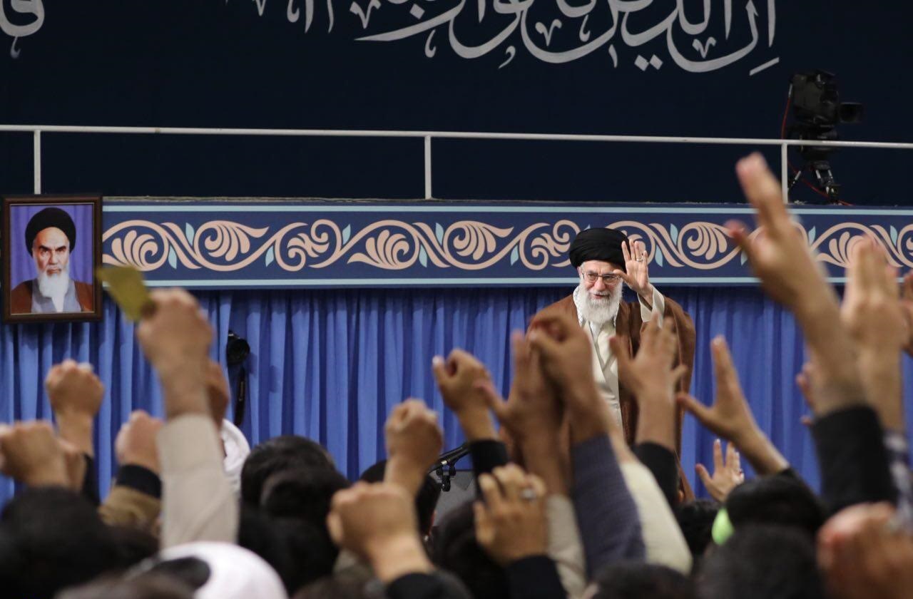 الإمام الخامنئي يستقبل آلاف الطلاب الجامعيين والتلامذة