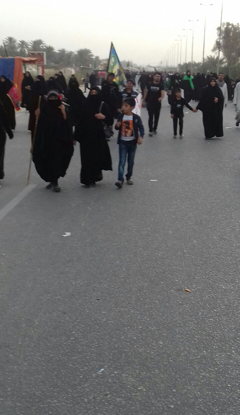 شاهد.. زوار الإمام الحسين (ع) موكب البسط الغريب طريق طويريج كربلاء 