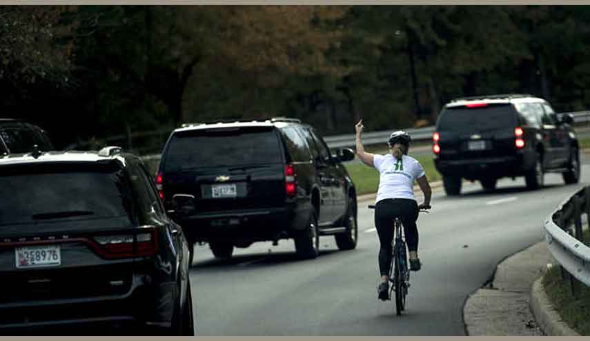 بالصورة.. أمريكية تمت اقالتها من عملها بعد ان رفعت اصبعها لـ"ترامب"!!