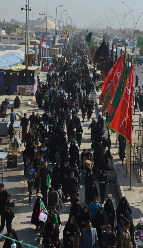 الزوار المشتاقين يزحفون لزيارة الإمام الحسين (ع)  
