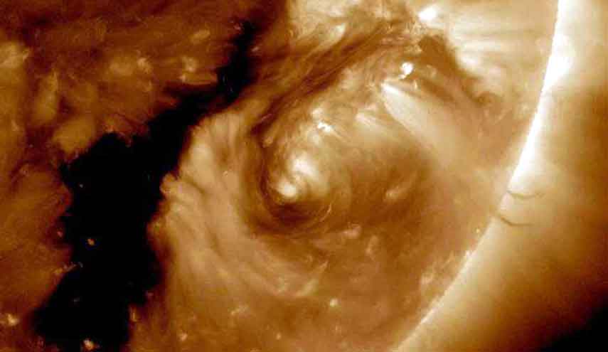 ناسا ترصد "ثعباناً نادراً" على سطح الشمس