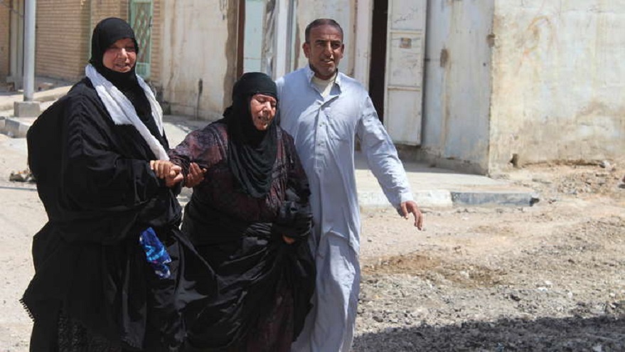 صور مؤلمة من العراق.. كبلوا أمهم وتركوها في مرمى النيران 