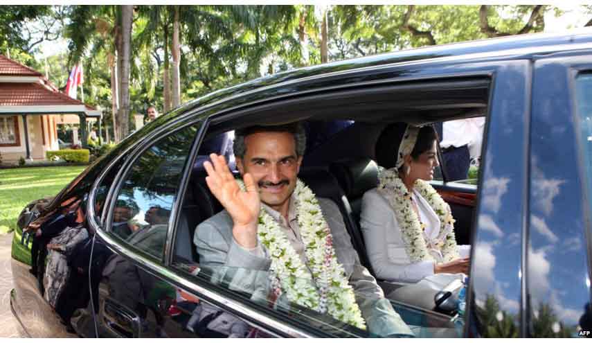 بعد تعرّضه للضرب من المُحققين..  الوليد بن طلال يحاول الانتحار بقطع عروق يديه