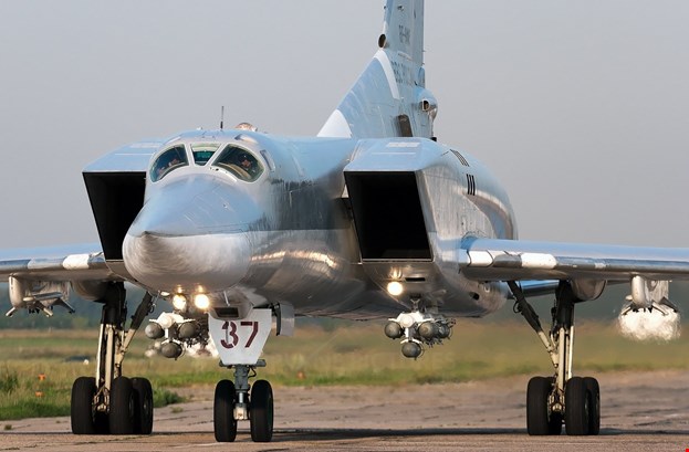 ست قاذفات روسية تقصف داعش في البوكمال السورية