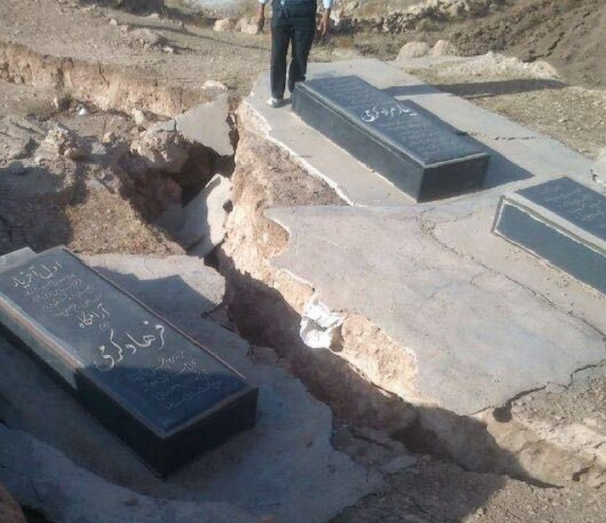 شكاف بزرگي كه زلزله به وجود آورد ..