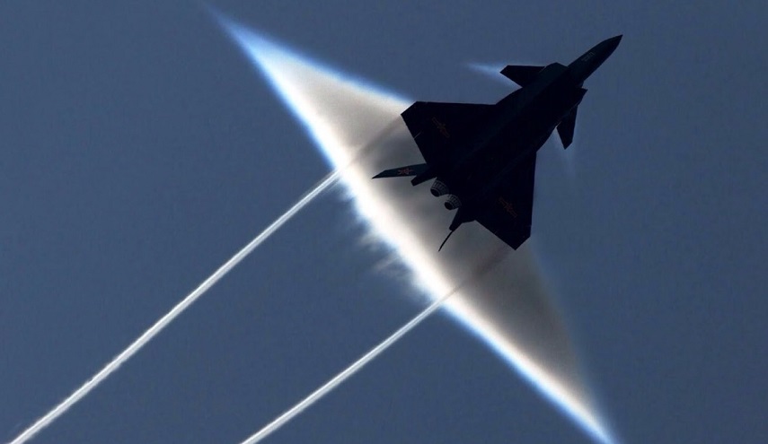 سخرية بالإنترنت من رؤية صحن طائر في سماء أمريكا