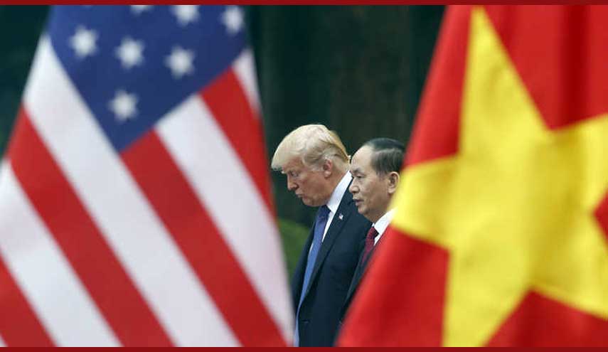 اتصالات "غير مناسبة" مع نساء تتسبب في طرد 3 من مرافقي ترامب من عملهم!