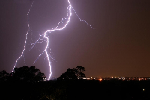 بالصور.. طفل يموت صعقاً في حادثة مأساوية