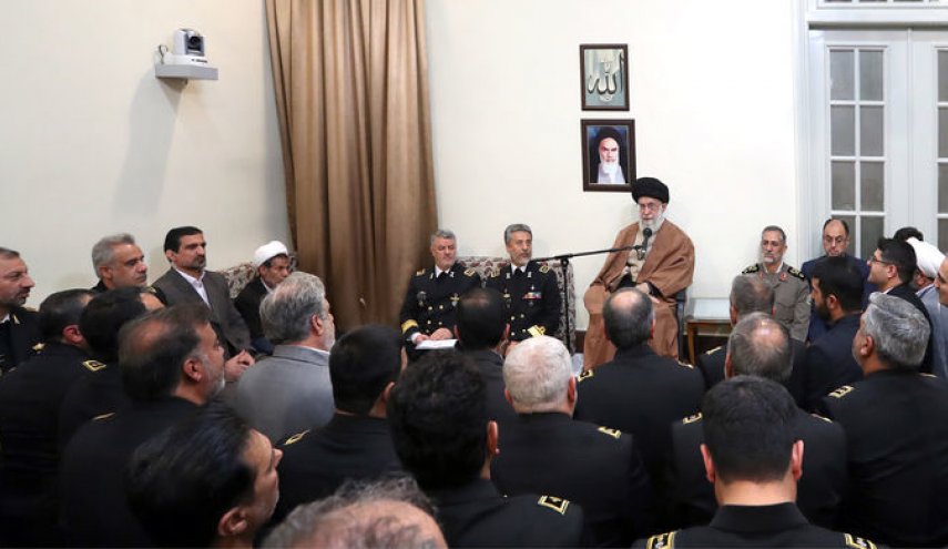 الامام الخامنئي يستقبل كبار قادة القوة البحرية