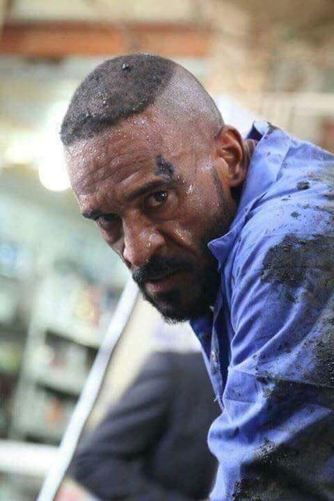  بالصور .. ممثل هوليودي ببذلة عمل زرقاء في الرمادي