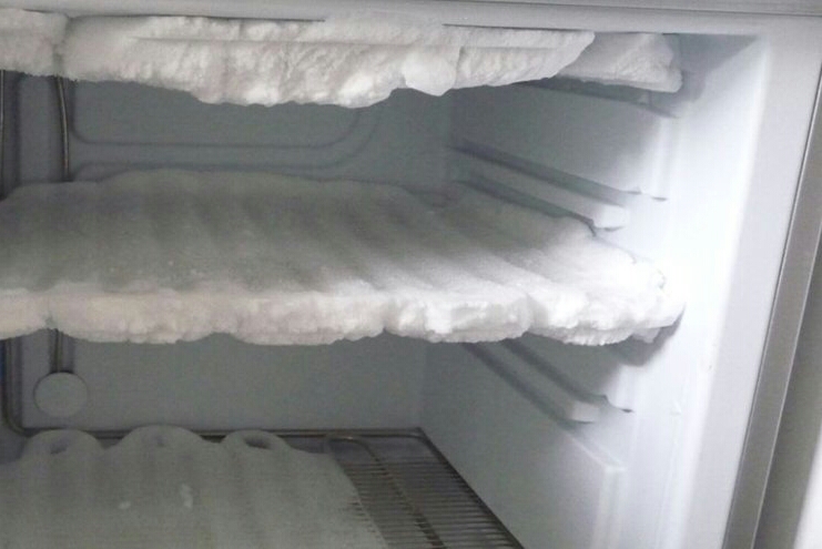 تعرف على طرق تكسير الثلج المتراكم في الفريزر