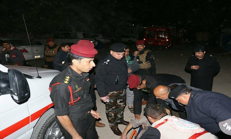 بالصور... انقاذ عائلة من منزل محترق!