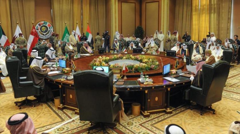 مصافحة أمير قطر مع هذا الشخص على هامش القمة تشعل المواقع