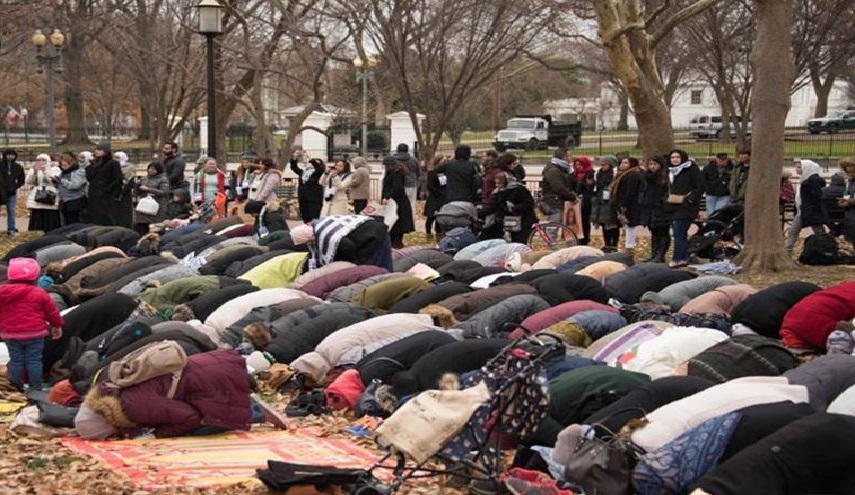 المئات يؤدون صلاة الجمعة أمام البيت الأبيض تنديدا بقرار ترامب (صور)  