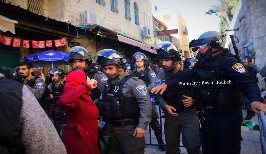 “امرأة بألف رجل”.. “شاهد” صورة من القدس المحتلة في جمعة الغضب للأقصى تشعل تويتر