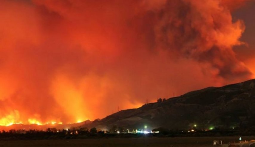 اجلاء 212 الف شخص بسبب حرائق الغابات في كاليفورنيا