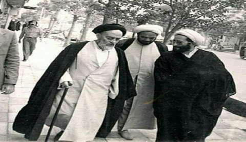 اذن ينبغي ان نجلس عند عتبة الباب او خارج الحجرة 