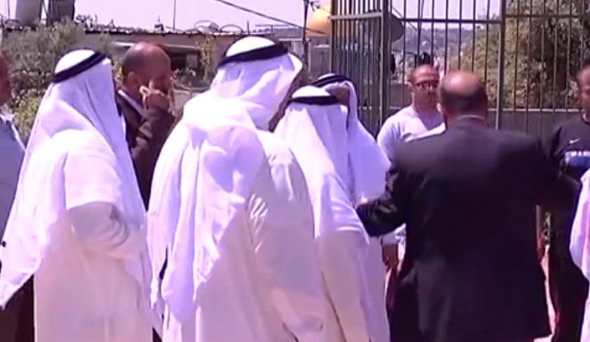 فلسطينيون يطردون وفد النظام البحريني من الاقصى