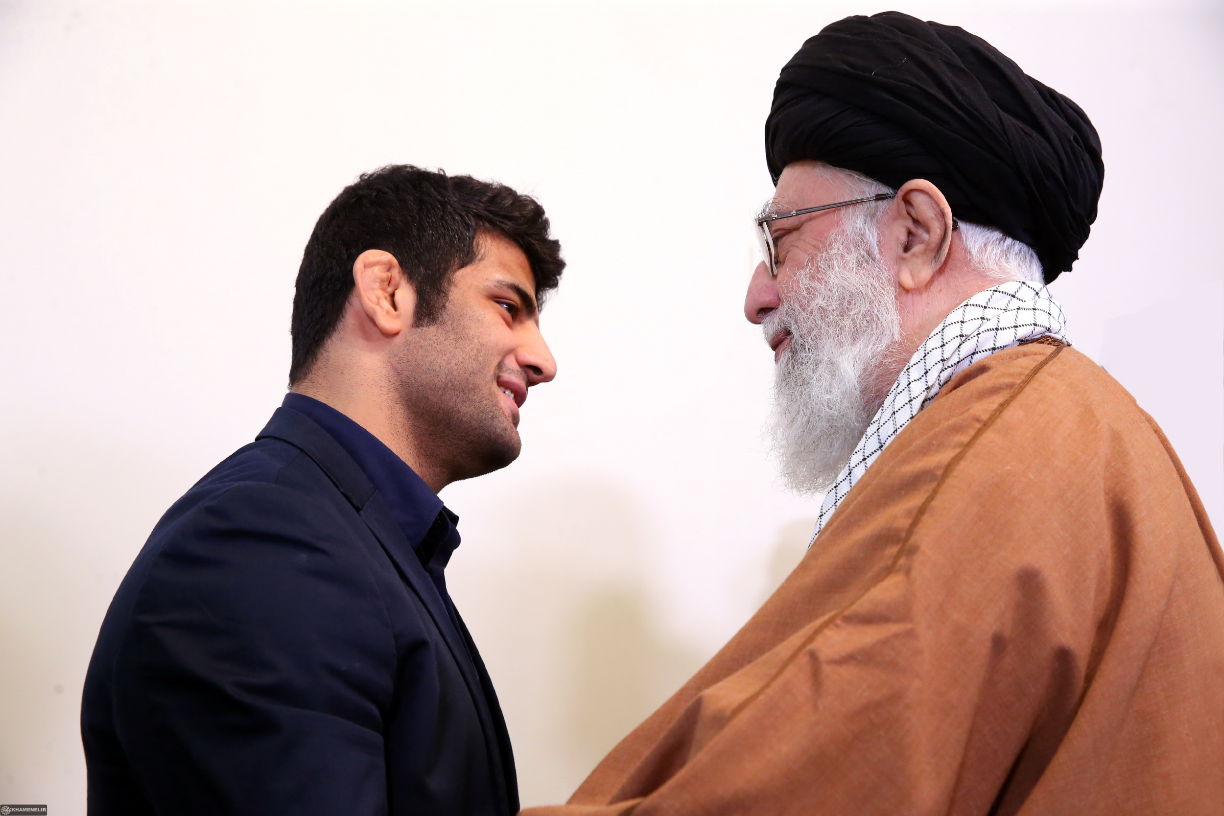 قائد الثورة يكرم مصارعاً إيرانياً لرفضه المواجهة مع إسرائيلي في البطولة