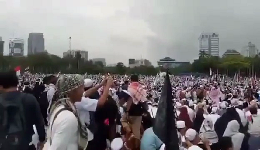 مئات الآلاف يحتجون على قرار ترامب في العاصمة الإندونيسية