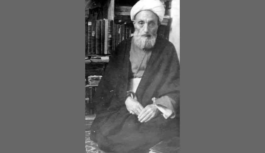 يشدُّ القلم بيده لكي لا يسقط منها