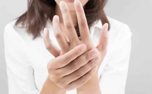 إليكم أسباب تنميل اليدَيْن.. استشيروا الطبيب في هذه الحالات!