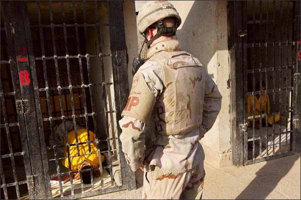 لن تصدق ما كانت تفعله أمريكا في أبو غريب وأمام أعين الأمهات !!