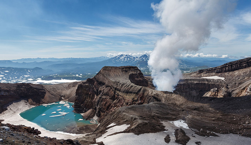 بالصور.. بركان يقذف عمودا من الرماد إلى ارتفاع 7 كلم