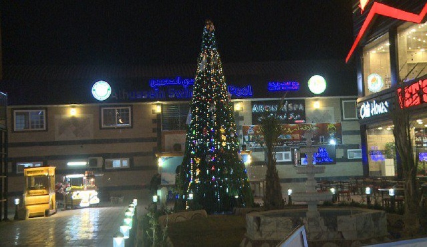  بالصور.. شجرة ميلاد بطول 8 امتار وسط كربلاء لاول مرة