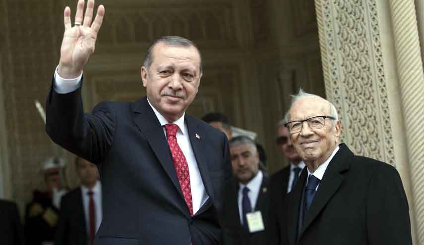 أردوغان يرفع إشارة "رابعة" في قصر قرطاج