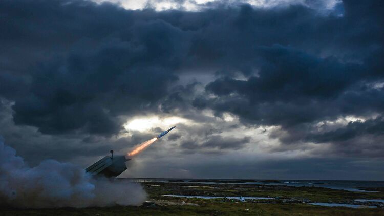 10 دول بينها عربية تشتري صواريخ متوسطة المدى من أمريكا