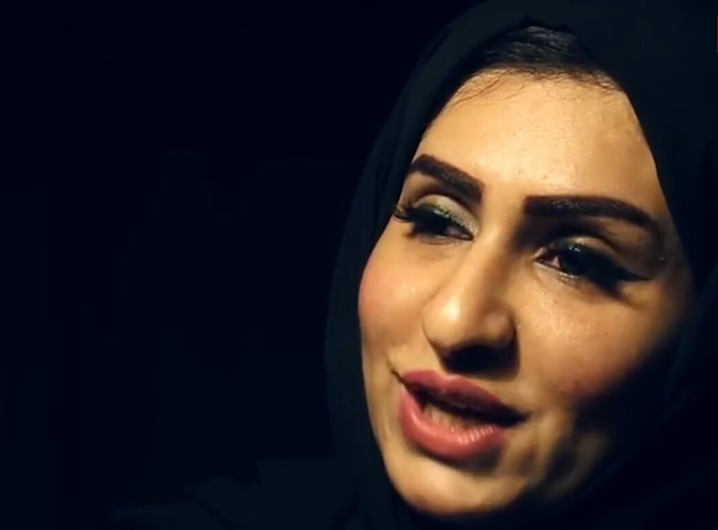 كاتبة إماراتية معروفة تصف التونسيين بـ”الكلاب النابحة” !