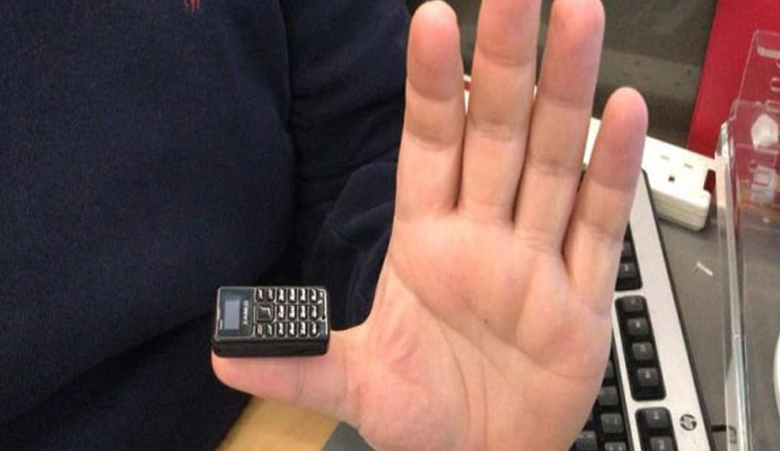 شاهد بالصور..أصغر هاتف في العالم بحجم الفلاشة ويدعم 4G!