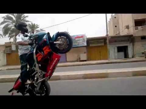 بالصور.. بغدادي يقود دراجته وقوفاً من البصرة الى ذي قار!