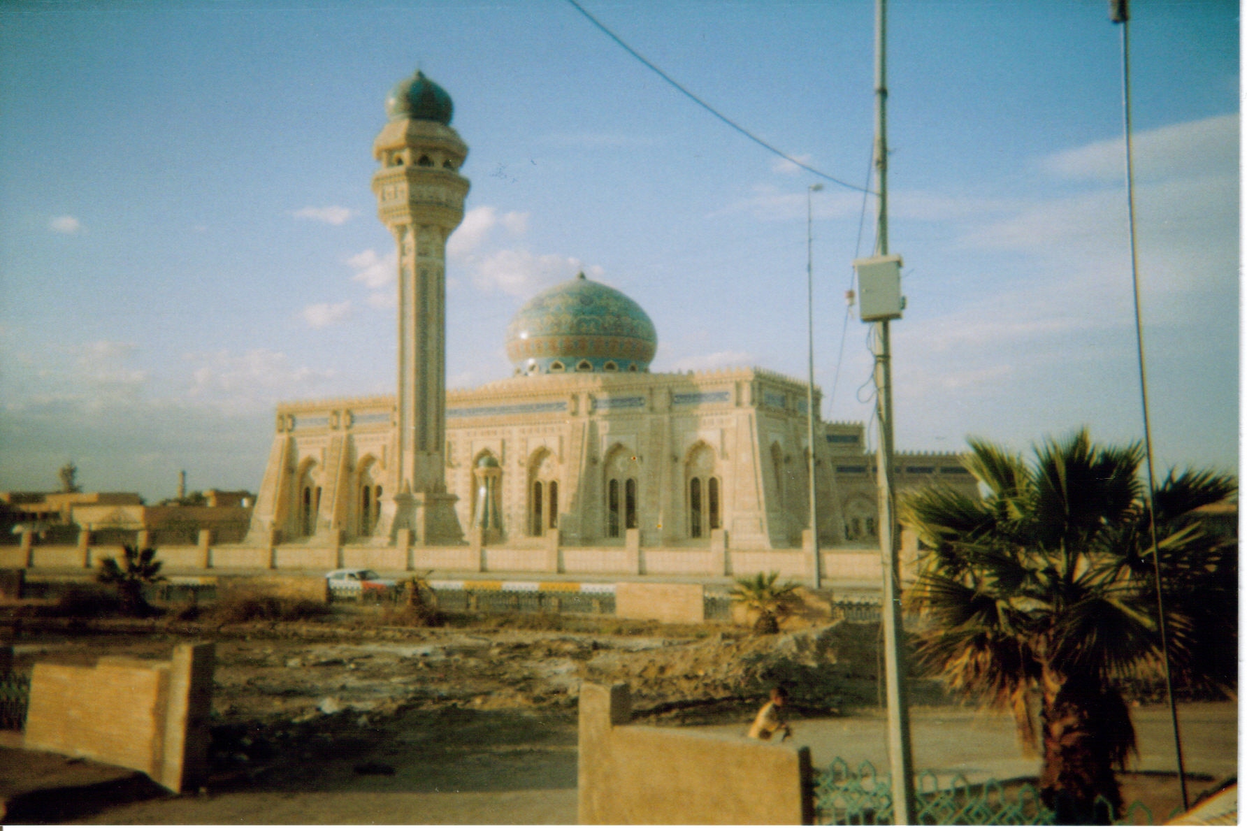 بالصور.. أكبر "دلة" في هذه المدينة العراقية!