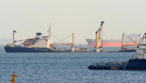  بالصور.. وزير النقل العراقي يكشف عن سفينة عراقية