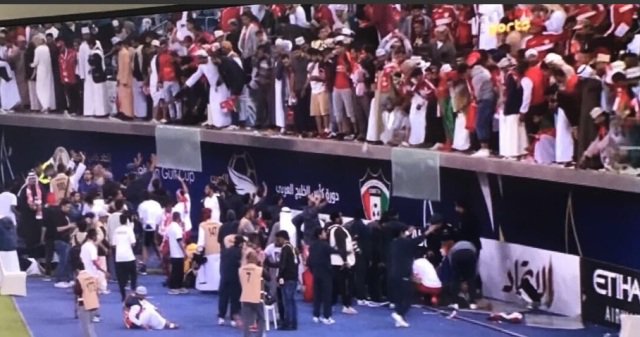 بالصورة.. حادثة غير متوقعة تُفسد على العمانيين فرحتهم بملعب نهائي خليجي 23