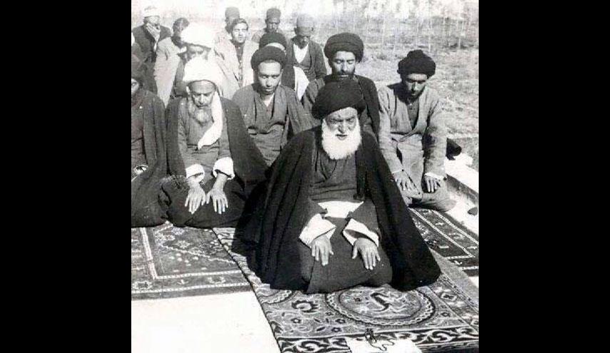 فخرج السيد في هذا اليوم إلى الدرس حافي القدمين ويبكي!!!