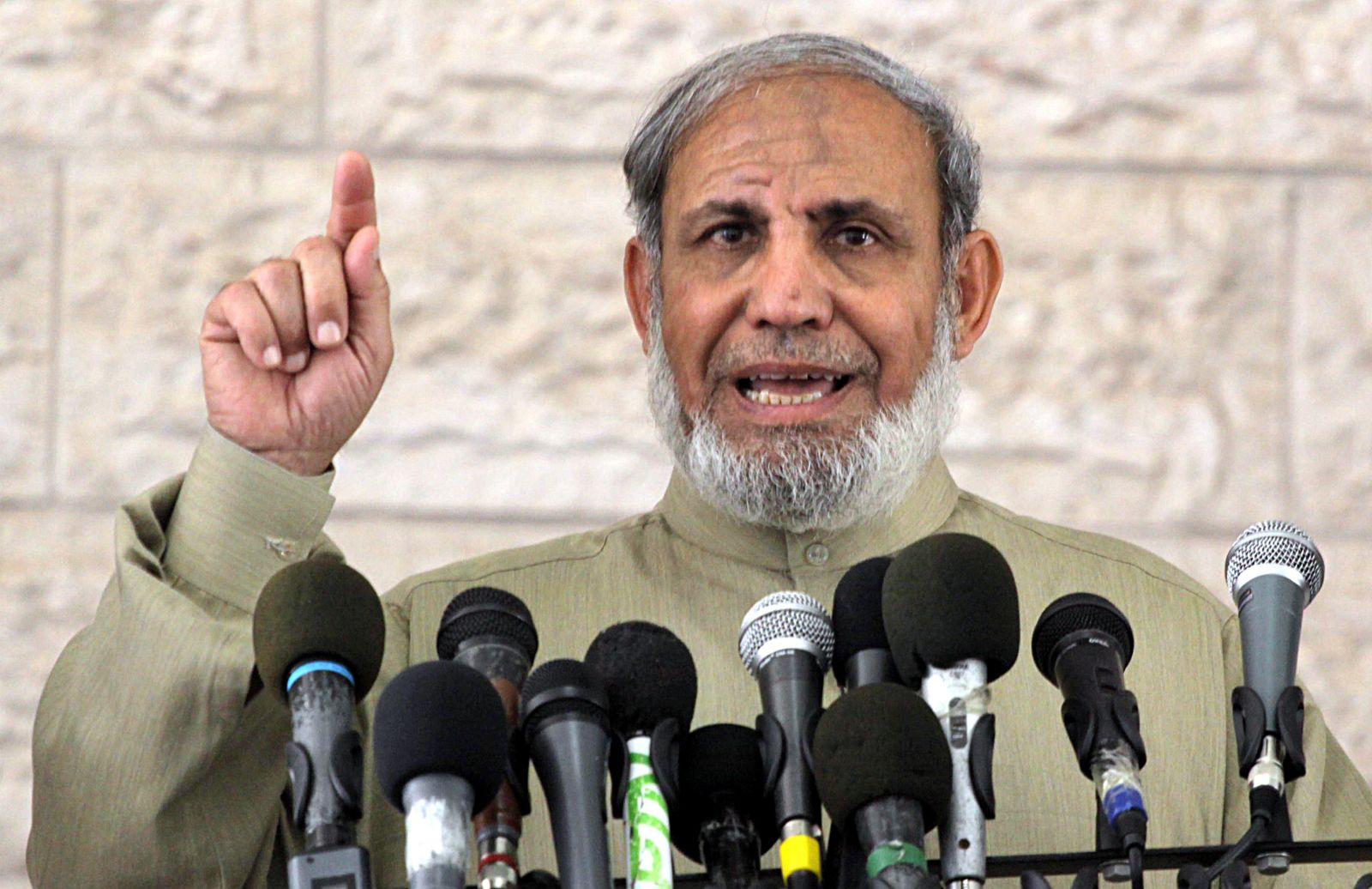 الزهار: لن نسمح لأحدٍ أن يفرط بذرة من تراب فلسطين