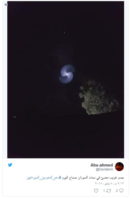 بالصور..جسم غريب مضيء يحوم ببطء في سماء دولة عربية! 