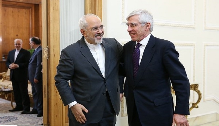 بالصور.. ظريف يستقبل وزير الخارجية البريطاني الاسبق جاك سترو