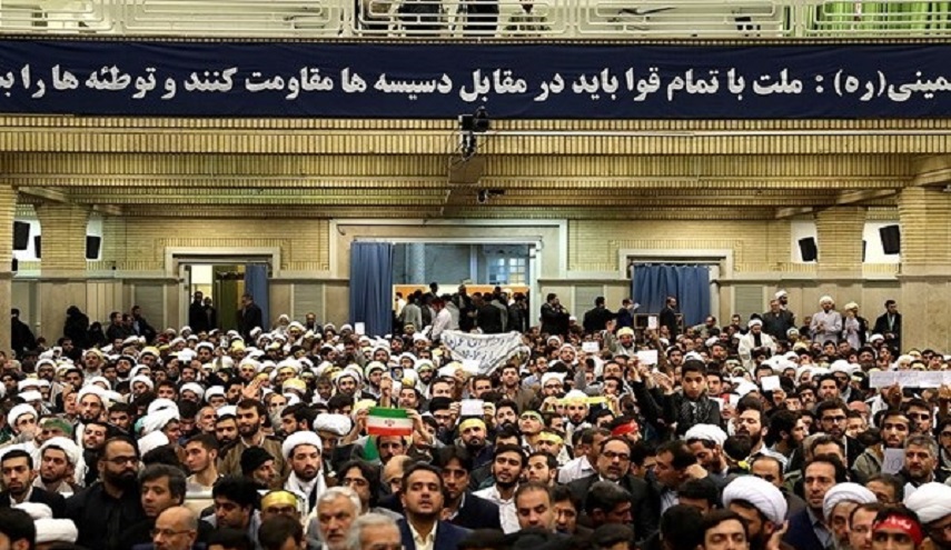 بالصور.. قائد الثورة يستقبل اهالي مدينة قم المقدسة