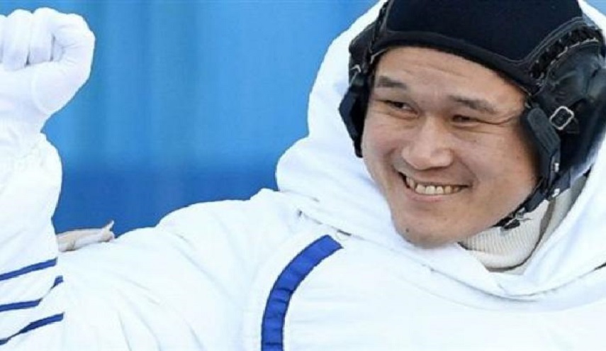 بعدما أثار ضجة بتغريدته.. رائد الفضاء الياباني يعتذر: طولي لم يزد 9 سم!