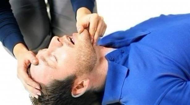 ماذا تفعل عندما يصاب شخص أمامك بسكتة قلبية؟