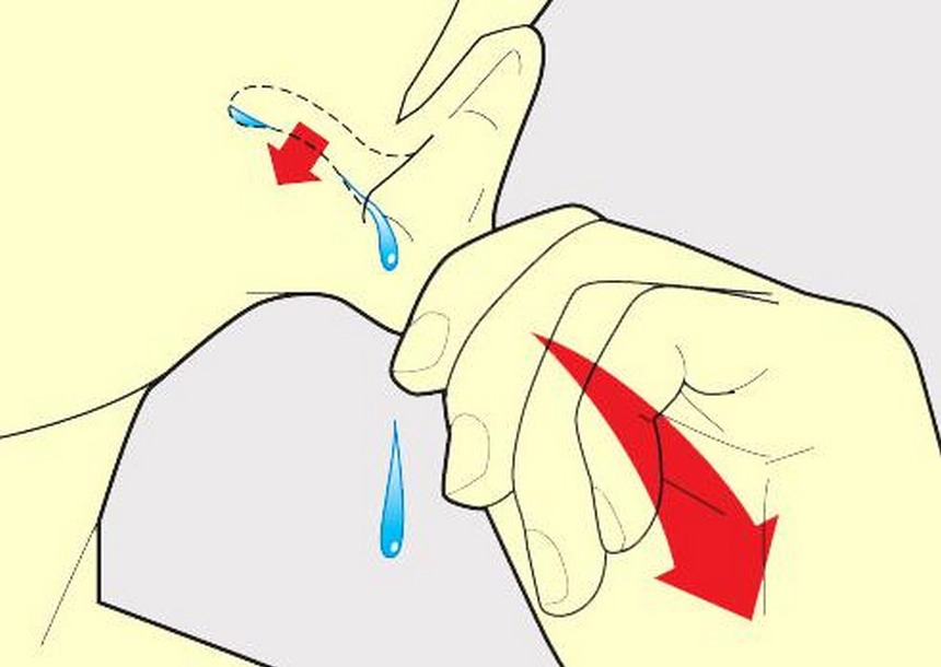 كيف تُخرِج الماء من الأذن دون أن تضر أذنك؟ 