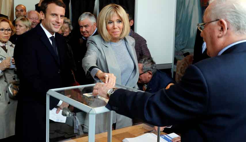 فضيحة جديدة.. كتاب لماكرون يصف كيفية بناء رابطته مع زوجته بريجيت!!